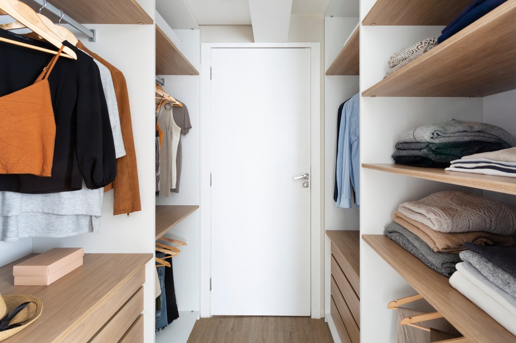 como-organizar-um-closet-pequeno