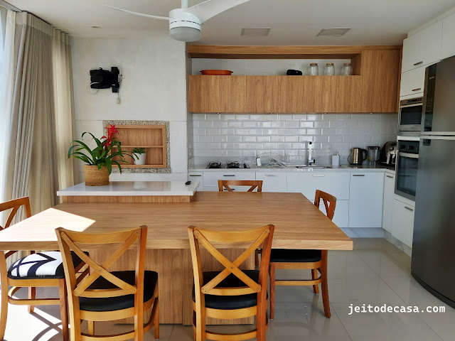 cozinha-branca-com-madeira