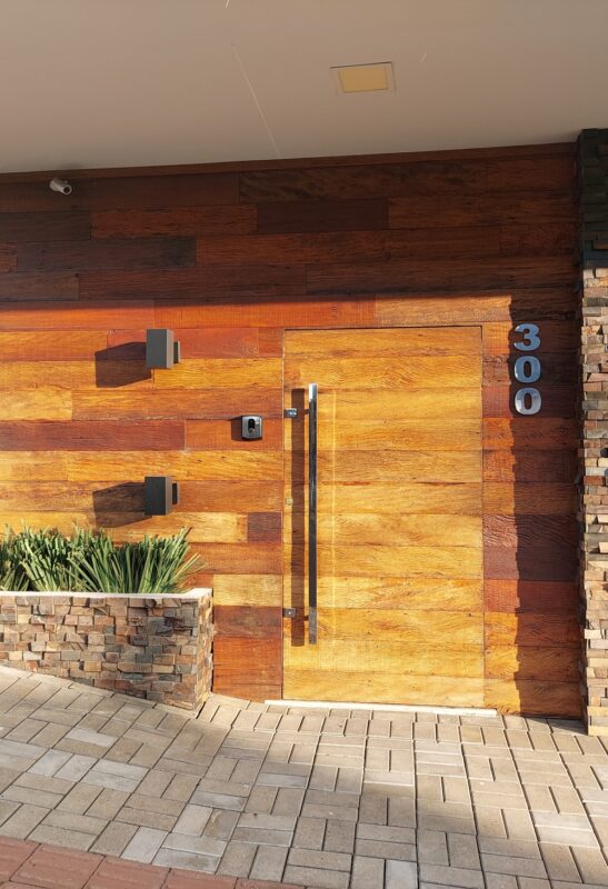 ideias-de-portas-de-madeira-para-decorar-a-casa
