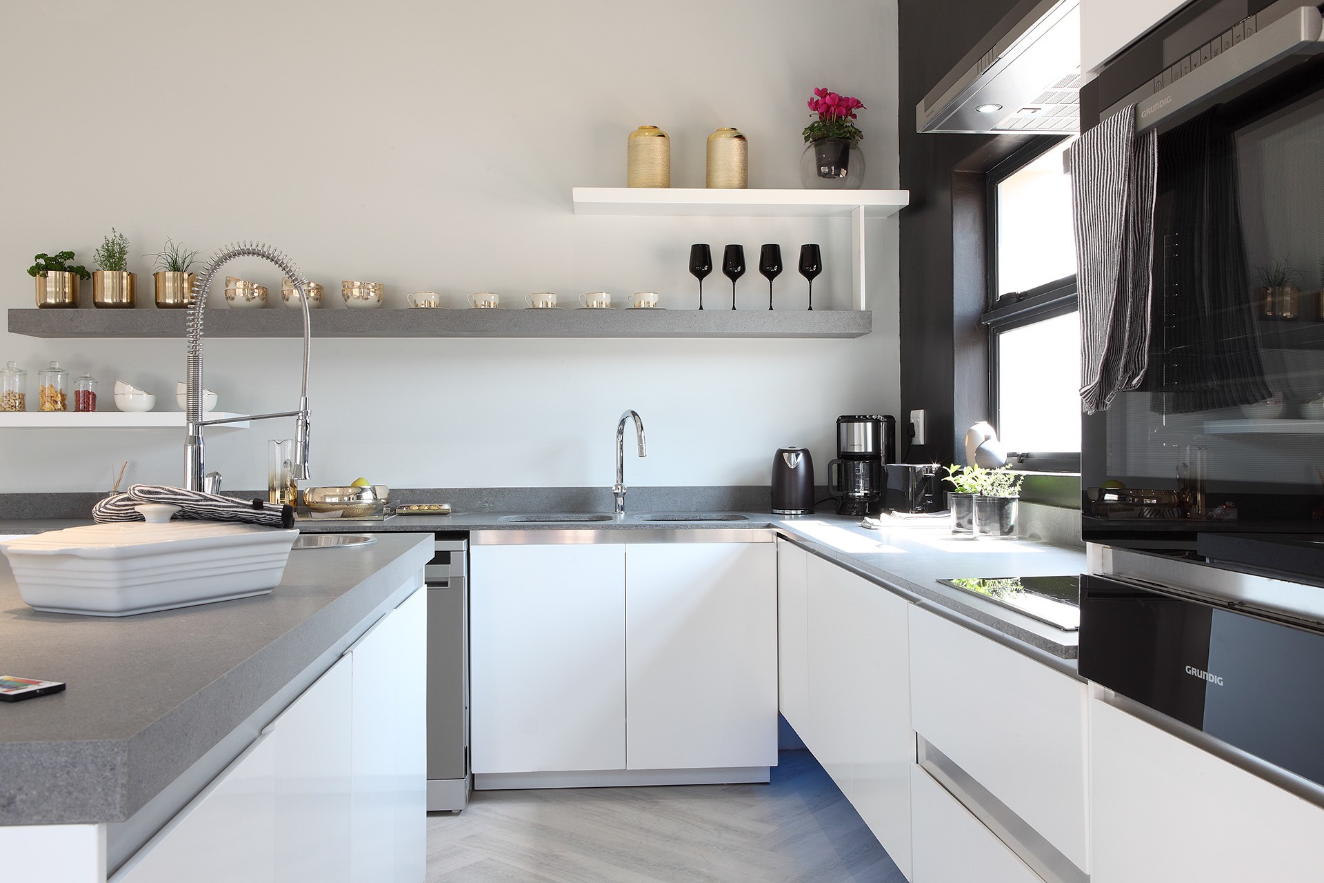 decoracao-de-cozinha-preta-e-branca