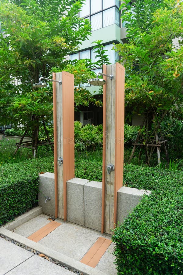 banheiro-externo-de-piscina