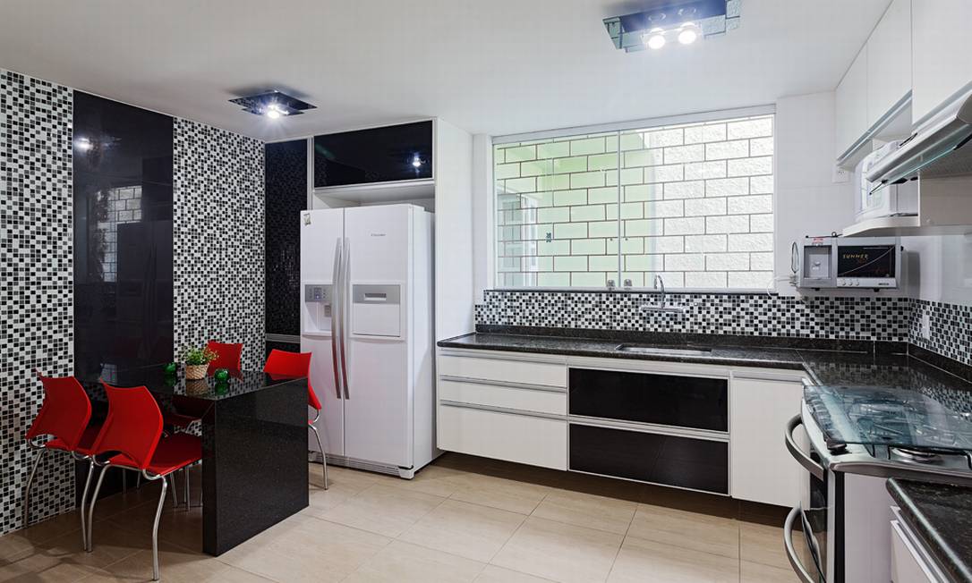 decoracao-de-cozinha-preta-e-branca