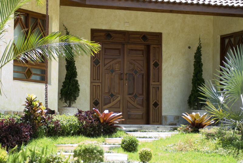 ideias-de-portas-de-madeira-para-decorar-a-casa