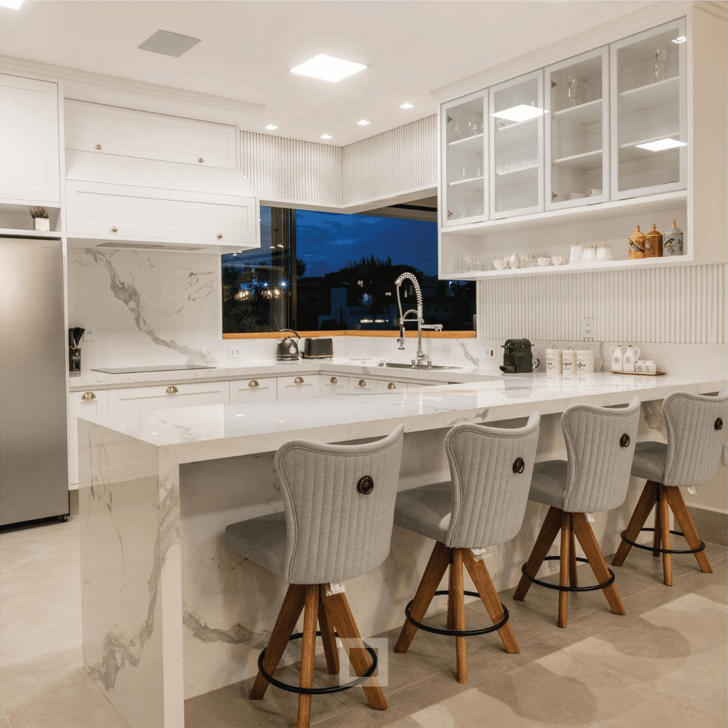 Cozinha americana branca com decor ...