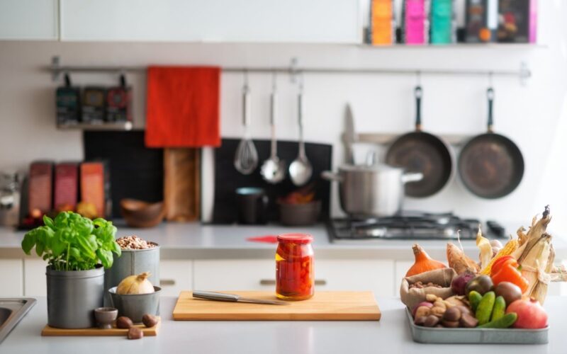 Decurar sua cozinha do jeito certo pode gerar sentimento de aconchego na sua rotina; veja como fazer isso do jeito certo com os itens necessários.