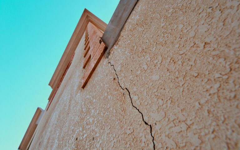 Fique de olho nesses sinais, pois eles mostram que sua parede pode cair a qualquer momento.