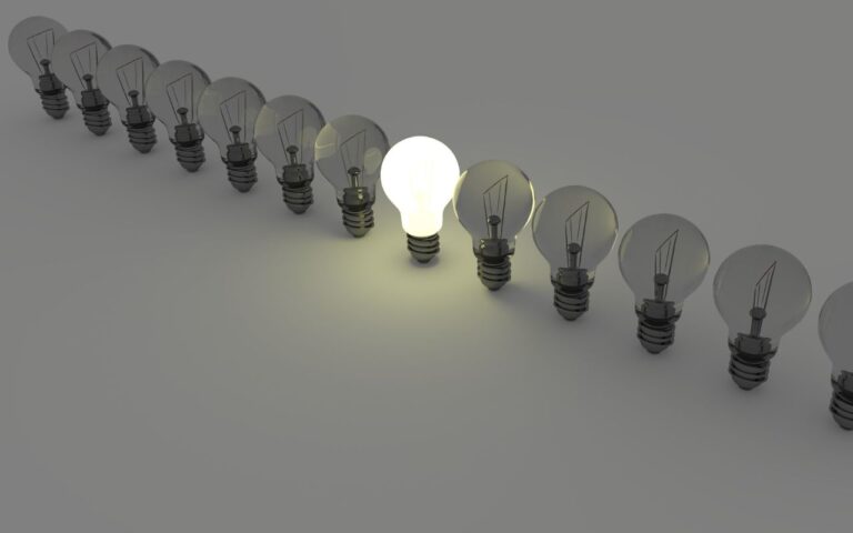 Sua casa está escura? O problema não é a quantidade de lâmpadas, mas sim a potência de cada uma; entenda qual é o cálculo adequado.