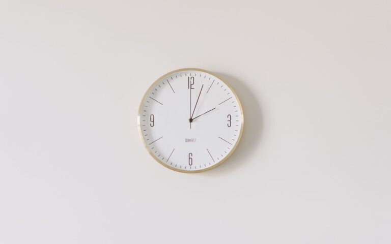 Coloque o relógio de parede no lugar certo da sua casa, saiba onde fica e por que essa é a melhor opção.