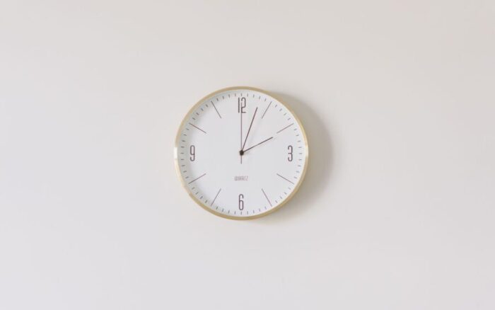 Coloque o relógio de parede no lugar certo da sua casa, saiba onde fica e por que essa é a melhor opção.