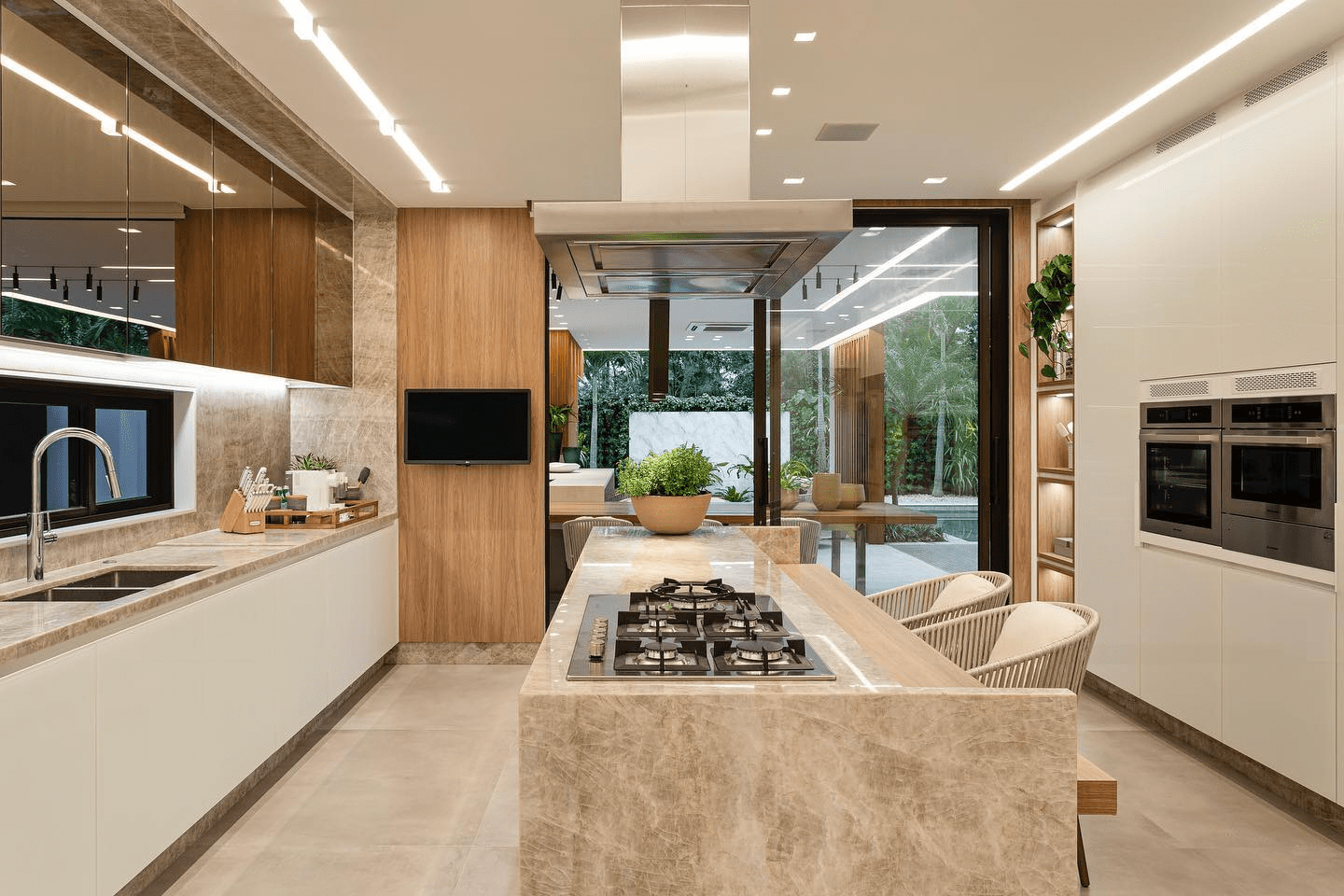 Cozinha contemporânea com ilha decorada ...