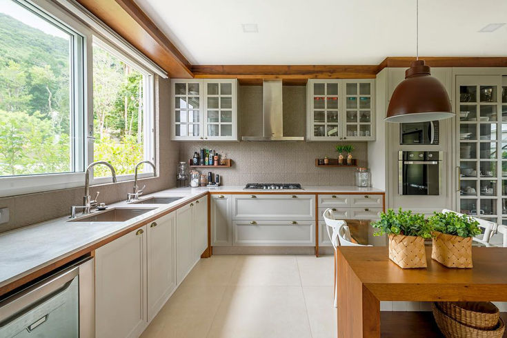 Cozinha grande, branca e amadeirada com ...