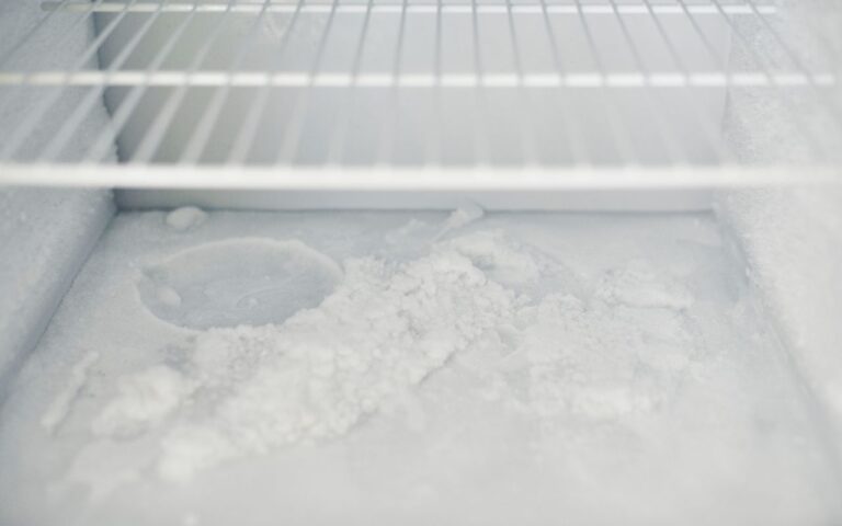Descubra como evitar o gelo do seu freezer fique sujo e contaminado. Existe um problema que precisa ser solucionado agora mesmo; veja como.