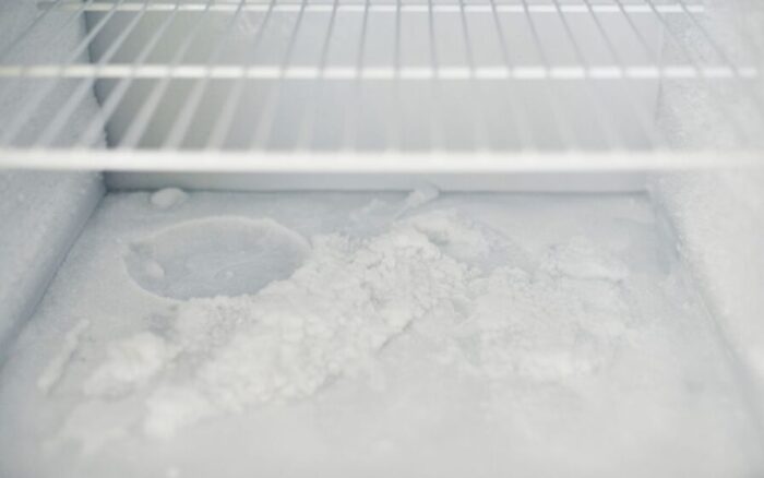 Descubra como evitar o gelo do seu freezer fique sujo e contaminado. Existe um problema que precisa ser solucionado agora mesmo; veja como.