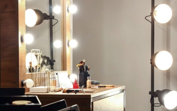 Aprenda como iluminar o espelho que você usa para fazer maquiagem, pois existem segredos que vão te ajudar a fazer o que é certo.