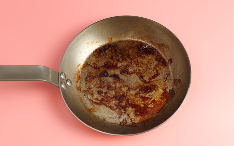 Panela queimada ou com crosta de gordura? Chegou a hora de aprender a se livrar desse problema de uma vez por todas e sem segredo.