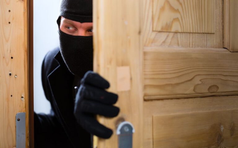 Por que você continua permitindo esses erros na sua casa que facilitam a entrada de um ladrão na sua casa.