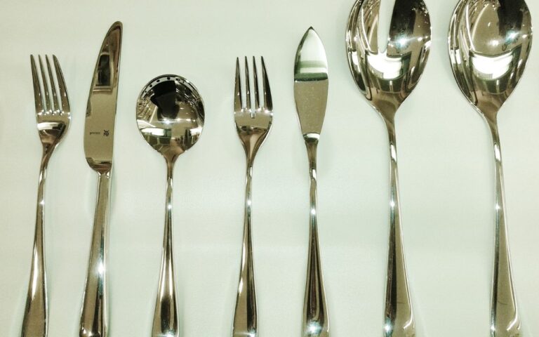 Gaste pouco para deixar seus talheres como de rico! Basta um ingrediente simples e baratinho para ter o resultado desejado.