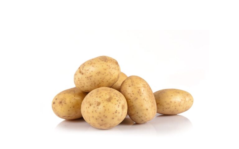 As batatas apodrecem e deixam um cheiro horrível mesmo na geladeira; veja como é o jeito certo de conservar esse legume na sua casa.