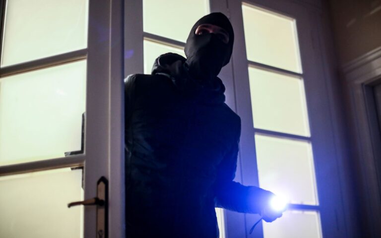 O ladrão entra na sua casa por causa de uma brecha que você mesmo entrega sem saber.