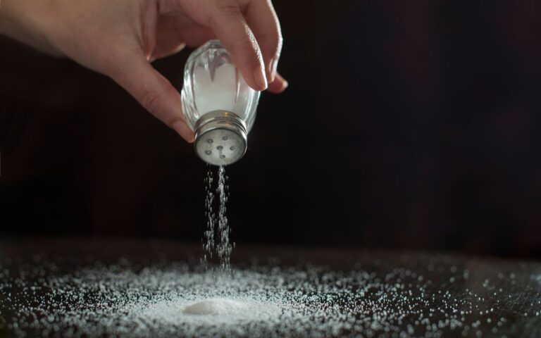 Derramou mais sal na comida do que deveria? Veja o que precisa ser feito para reverter esse problema hoje.