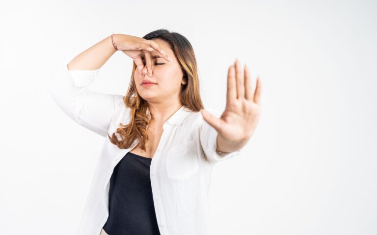 O truque certo para nunca mais sofrer com o cheiro ruim que sai do ralo do banheiro e da pia da sua casa; veja o processo certo.