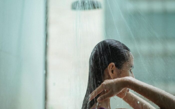 O banho não é importante apenas pela limpeza do seu corpo, mas pelos cuidados que você presta à sua saúde de maneiras diferentes.