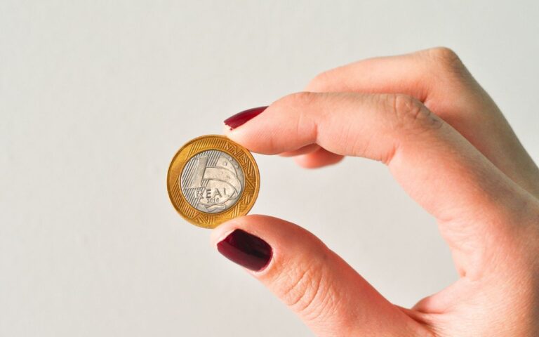 Como um cofrinho antigo da sua casa pode ter tanto dinheiro sem que seja percebido isso ao longo de um tempo.