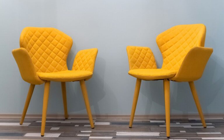 As cadeiras da sua casa fazem toda a diferença no design de interior e você nunca deu a atenção devida a elas; aprenda o que é preciso saber.