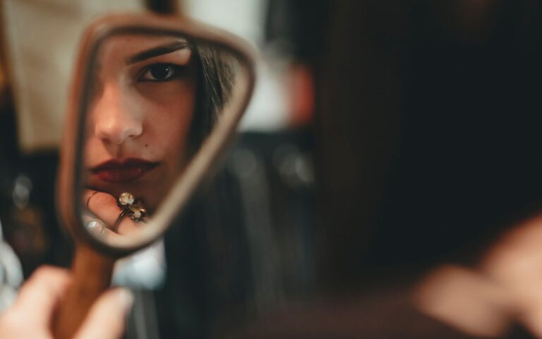 O espelho parece um item inofensivo, mas ele pode ser causa de azar na sua vida, segundo uma cultura milenar e respeitada.