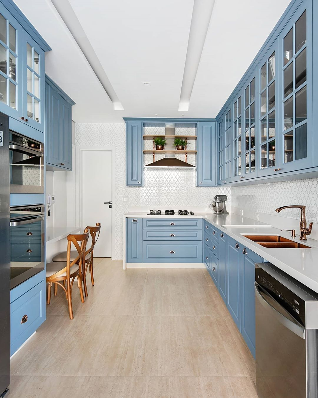 Cozinha estreita com estilo provençal ...