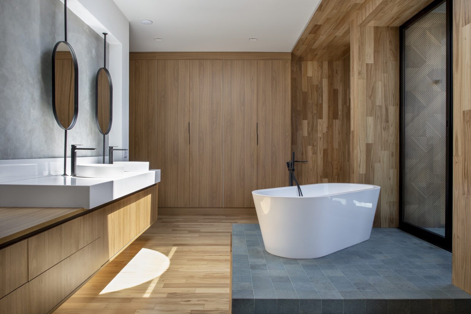 Piso de Madeira no Banheiro: 5 Cuidados Essenciais