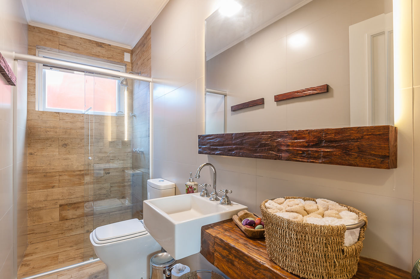 piso-de-madeira-no-banheiro