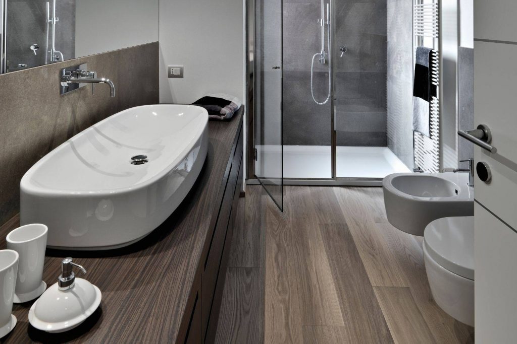 piso-de-madeira-no-banheiro