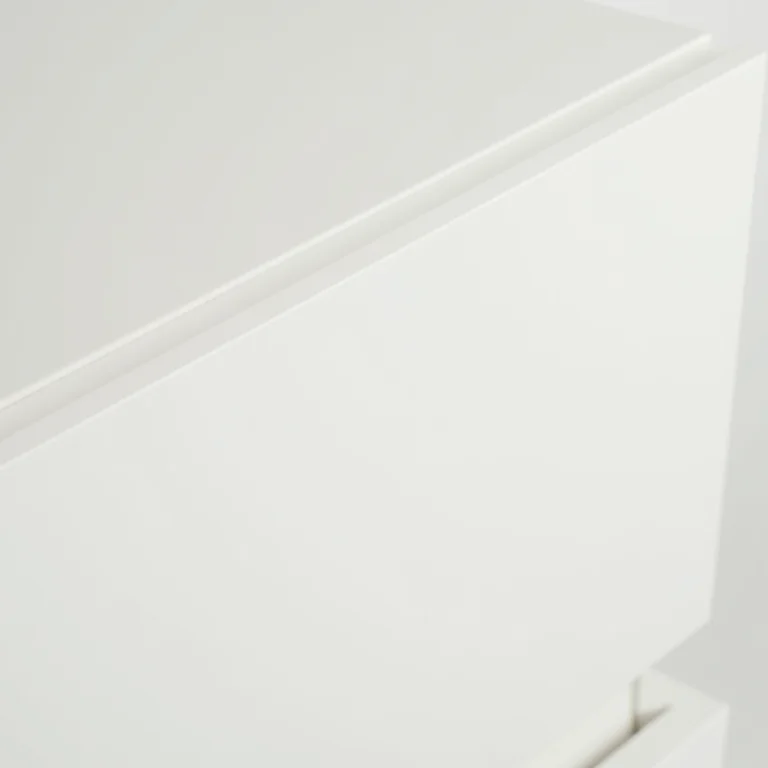 Detalhe de cômoda com laca fosca branca