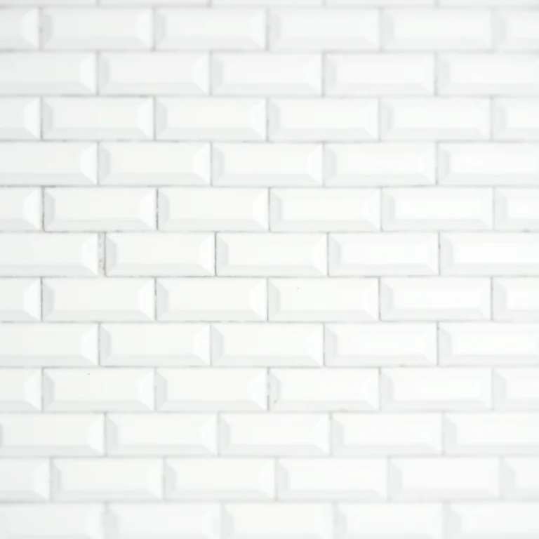 Rejuntes contrastantes em cozinha com tijolinho branco