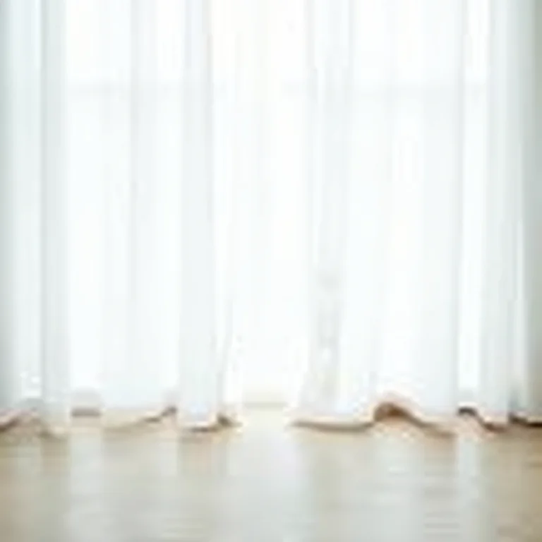 Cortinas de tecido fino manchadas na parte inferior