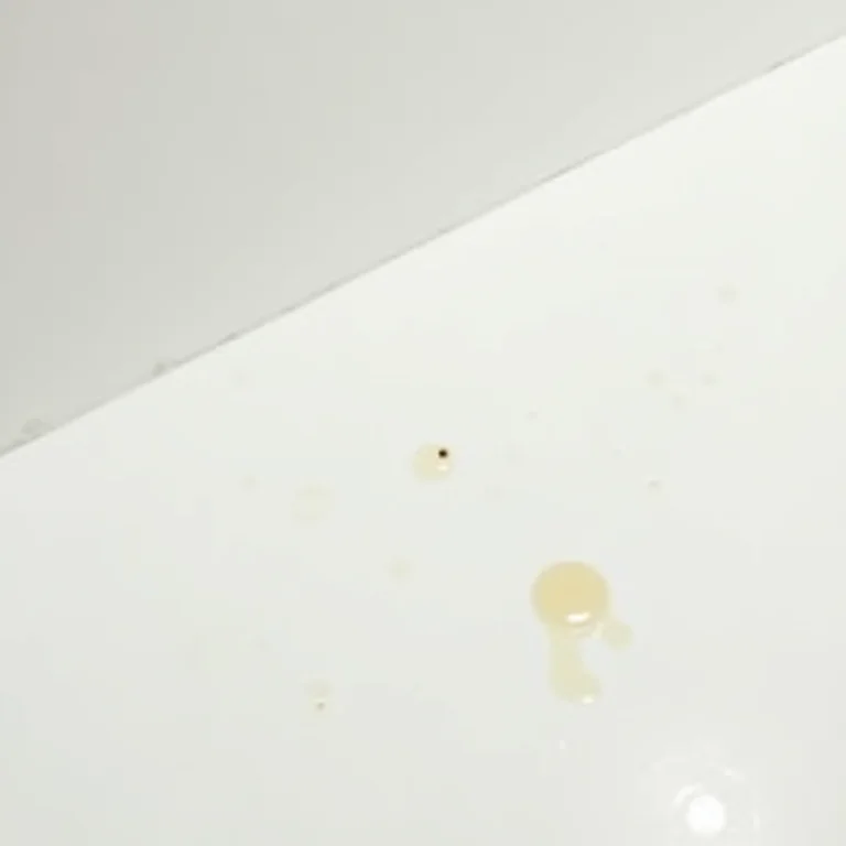 Cozinha branca impecável versus mancha de gordura