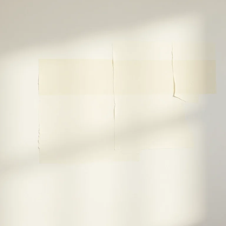 Fita crepe sendo aplicada em uma parede para pintura geométrica.